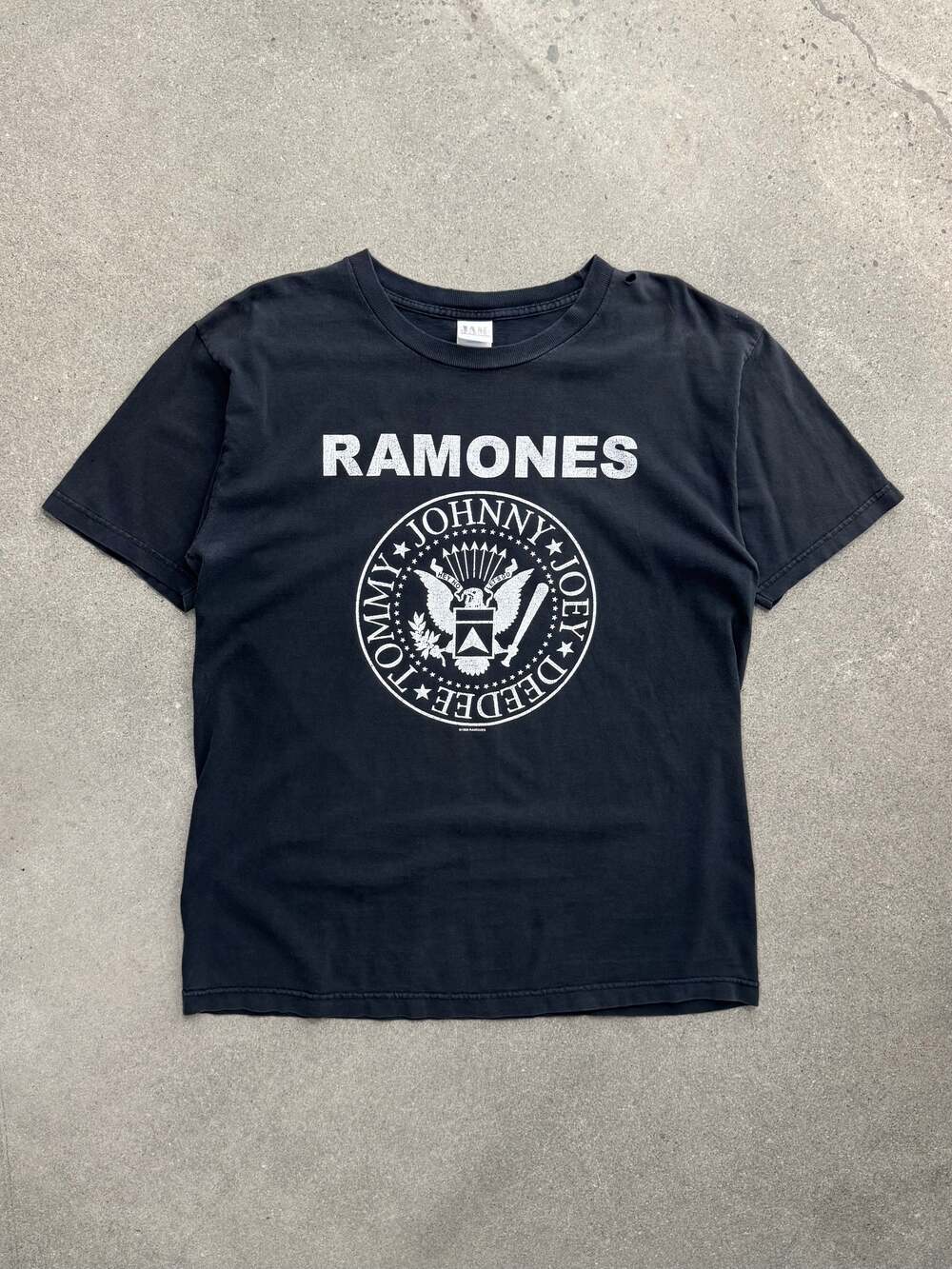 Vintage Faded 1999 Ramones Presidential Seal T-Shirt - L